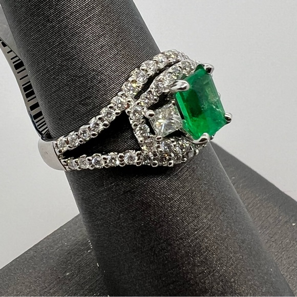 18k White Gold Diamond & Emerald Ring - Picture 2 of 9